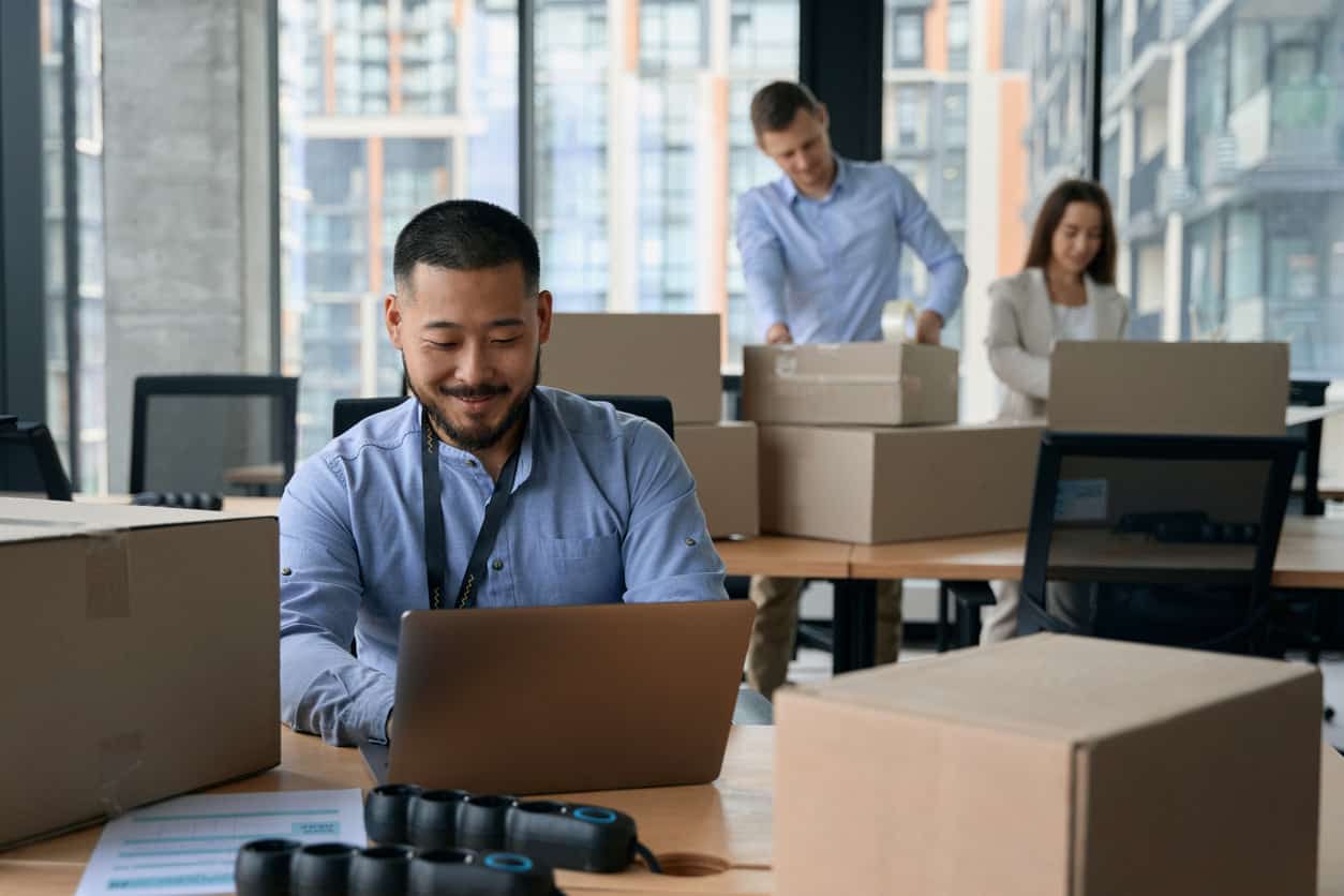 Equipe mantendo a produtividade durante a preparação para a mudança de escritóri