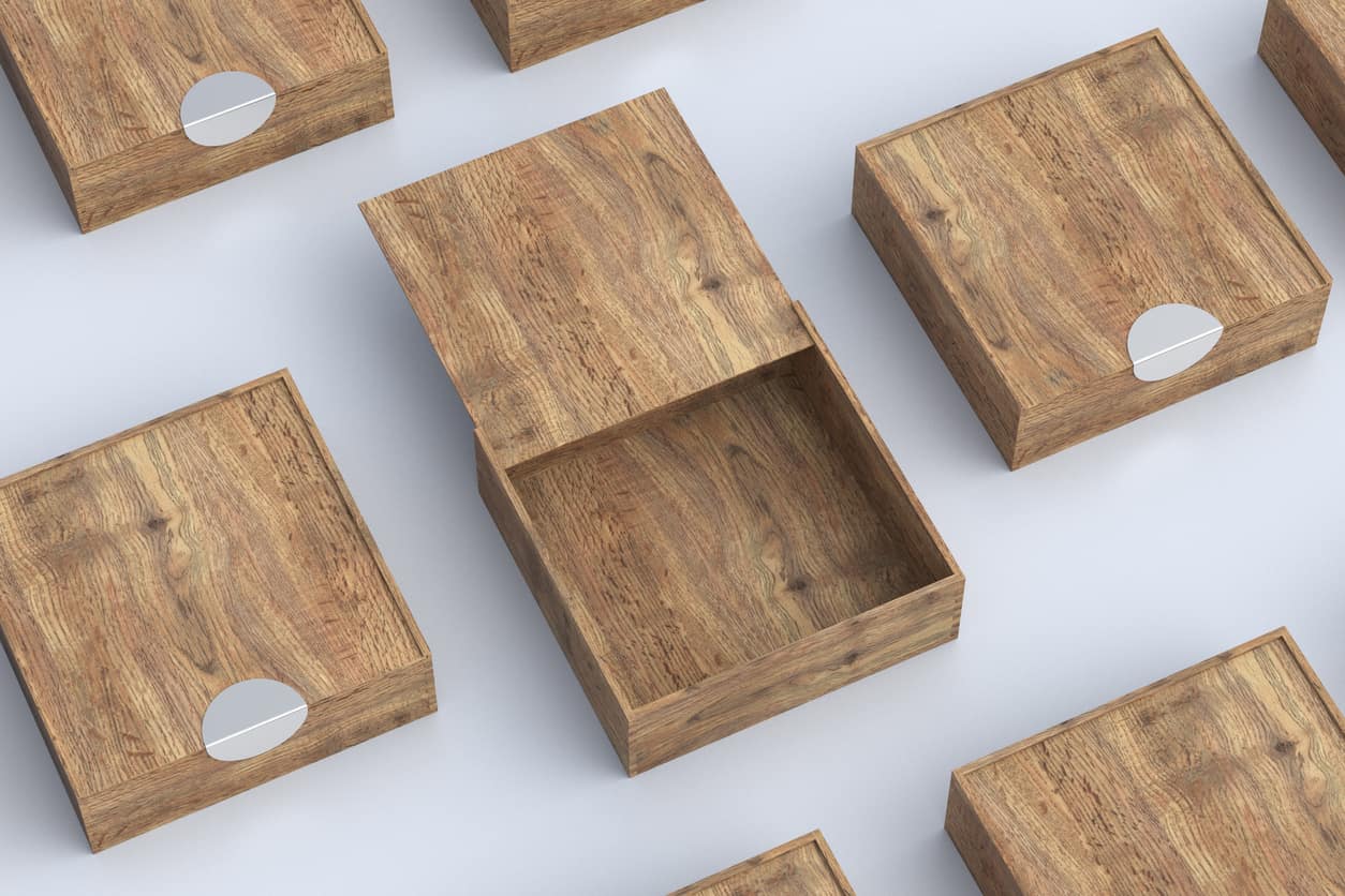 Caixas de madeira são um exemplo de embalagens personalizadas projetadas para se ajustarem a um item específico da mudança.